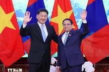El primer ministro de Vietnam, Pham Minh Chinh, y el presidente de Mongolia, Ukhnaagiin Khurelsukh. (Foto: VNA)