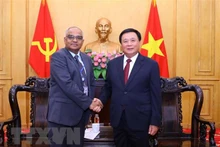El miembro del Buró Político y presidente de la Academia de Política Nacional Ho Chi Minh, Nguyen Xuan Thang, recibe al director nacional del Banco Asiático de Desarrollo (BAD) para Vietnam, Shantanu Chakraborty. (Foto: VNA)