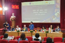 El subdirector a cargo del Estudio Central de Cine Documental y Científico, Trinh Quang Tung, habla con la prensa antes de la inauguración del 13º Festival de Documentales Europa-Vietnam (Foto: VNA)