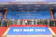 El coronel general Phung Si Tan, subjefe del Estado Mayor General del Ejército Popular de Vietnam, y los jefes de delegaciones participantes (Foto: VNA)