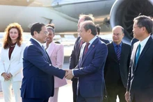 El embajador de Vietnam en Estados Unidos, Nguyen Quoc Dung, recibe en San Francisco al primer ministro Pham Minh Chinh. (Foto: VNA)