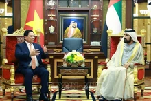El primer ministro de Vietnam, Pham Minh Chinh, sostiene conversaciones con el vicepresidente y primer ministro de los Emiratos Árabes Unidos (EAU), Sheikh Mohammed bin Rashid Al Maktoum. (Foto: VNA)