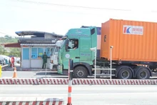 La unidad de aduanas de la puerta fronteriza internacional Huu Nghi procesa entre 700 y 800 vehículos al día (Foto: VNA)