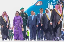 Ceremonia de bienvenida al primer ministro vietnamita, Pham Minh Chinh, y su esposa en el Aeropuerto Internacional Rey Khalid, Riad, Arabia Saudita. (Foto: VGP)