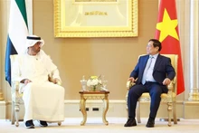 El primer ministro de Vietnam, Pham Minh Chinh, y el titular de Industria y Tecnología Avanzada de EAU, Sultan bin Ahmed Al Jaber. (Foto: VNA)