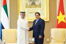 El primer ministro de Vietnam, Pham Minh Chinh, y Sheikh Mansour bin Mohammed bin Buti Al Hamed, director ejecutivo del grupo Mubadala (Foto: VGP)