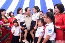 [Foto] Premier vietnamita visita a alumnos necesitados en Hanói