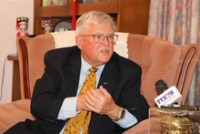 El profesor Carl Thayer en una entrevista con la Agencia Vietnamita de Noticias. (Foto: VNA)