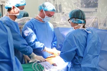 Los médicos realizan la operación (Foto: Hospital Militar Central 108)