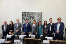 En el encuentro entre el embajador de Vietnam en Brasil, Bui Van Nghi, y Samo Tosatti, director de Relaciones Internacionales de Sao Paulo. (Foto: VNA)