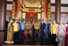 Tran Van Sau (segundo de la izquierda) y los delegados visitan el Memorial del Presidente Ho Chi Minh en ocasión del 134 aniversario de su natalicio (Foto: VNA)