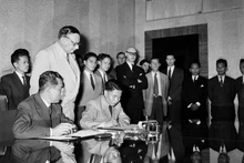 El viceministro de Defensa Nacional, Ta Quang Buu, en nombre del Gobierno y del Comando General del Ejército Popular de Vietnam, firmó el Acuerdo de Armisticio en Vietnam. (Foto: VNA)