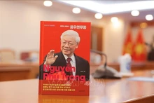 El libro sobre el secretario general del PCV, Nguyen Phu Trong, del escritor surcoreano Cho Chul-hyeon. (Foto: VNA)