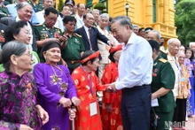 [Foto] Presidente vietnamita se reúne con personas con destacados méritos revolucionarios 