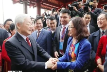 El secretario general del Partido Comunista de Vietnam, Nguyen Phu Trong, y vietnamitas que residen en el extranjero. (Foto: VNA)