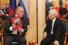 El secretario general del PCV, Nguyen Phu Trong, recibe al presidente del Partido Comunista de la Federación Rusa, Gennady Ziuganov, el 8 de septiembre de 2018. (Foto: VNA)