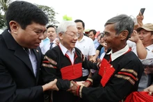 El secretario general del PCV, Nguyen Phu Trong, asiste a la fiesta de gran unidad nacional de las aldeas de la comuna de Dur Kmăl, distrito de Krong Ana, provincia de Dak Lak, en la Altiplanicie Occidental, el 11 de noviembre de 2018. 