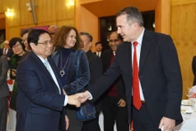 El primer ministro de Vietnam, Pham Minh Chinh, se reúne con los embajadores, representantes de organizaciones internacionales e inversores extranjeros en Vietnam.
