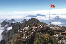 El mar de nubes en la cima de Fansipan (provincia de Lao Cai) atrae a un gran número de turistas nacionales y extranjeros. (Foto: VNA)