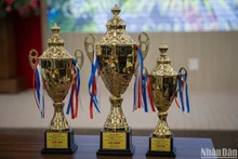 Trofeos y medallas conmemorativos del torneo.