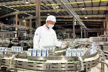Línea de producción moderna hacia la producción verde y sostenible de Vinamilk. (Foto: hanoimoi.vn)