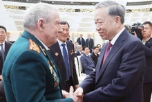 El secretario general del Partido Comunista de Vietnam, To Lam, estrecha la mano de un veterano bielorruso con destacadas contribuciones a Vietnam. (Foto: VNA)