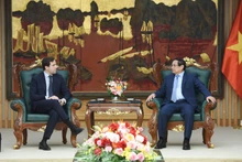 El primer ministro de Vietnam, Pham Minh Chinh y el ministro de Cooperación Internacional para el Desarrollo y Comercio Exterior de Suecia, Benjamin Dousa. (Foto: Nhan Dan)