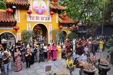 Muchos seguidores budistas participan en el Día de Vesak 2025 en la pagoda de Quan Su. (VNA)