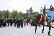 [Foto] Líder partidista vietnamita deposita flores en Monumento a la Victoria en capital de Bielorrusia