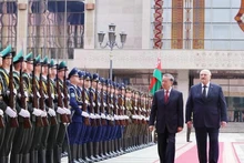 El secretario general del Partido Comunista de Vietnam, To Lam (izquierda), y el presidente bielorruso, Aleksandr Lukashenko, pasan revista a la guardia de honor. (Foto: VNA)