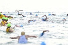 Los atletas compiten en natación (Foto: Nhan Dan)
