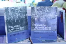 El libro “Lucha por la Paz” (Foto: VNA)