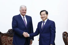 El viceprimer ministro Le Minh Khai.y el pastor Franklin Graham, presidente y director general de Samaritan´s Purse International Relief, una organización evangélica humanitaria de Estados Unidos. (Foto: VOV)