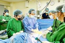 El doctor Nguyen Phu Huu (tercero de izquierda a derecha) está dando instrucciones para transferir a los médicos filipinos la técnica de cirugía robótica en el tratamiento del cáncer gastrointestinal (Foto: sggp.org.vn)