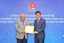 Entregan medalla “Por la generación joven” a embajador de Cuba en Vietnam