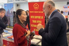 La consejera comercial de la Embajada de Hanoi en Ottawa, Tran Thu Quynh, habla con Aref Salem, concejal de la ciudad de Montreal por el distrito de Saint Laurent. (Foto:VNA)