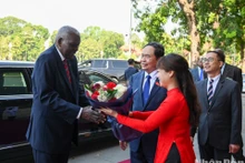 El presidente de la Asamblea Nacional de Vietnam, Tran Thanh Man, recibe a su homólogo cubano, Esteban Lazo Hernández. (Foto: Nhan Dan)