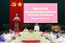 El secretario general del Partido Comunista de Vietnam, To Lam, se reúne con el Buró Ejecutivo del Comité partidista de la provincia de Ninh Thuan. (Foto: VNA)