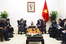 El vicepremier y canciller vietnamita, Bui Thanh Son (derecha), recibe al presidente de la Junta Directiva del JBIC, Maeda Tadashi. (Foto: VGP)