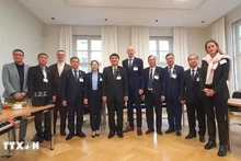 La delegación vietnamita se reúne con el ministro de Cultura, Educación y Oportunidades de Estado de Hesse, Armin Schwarz. (Foto: VNA)