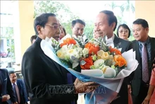 Líderes de la ciudad de Hai Phong regala flores al vicepresidente de Laos, Bounthong Chitmany. (Foto: VNA)