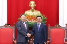 El miembro del Buró Político, integrante permanente del Secretariado del Comité Central del Partido Comunista de Vietnam y jefe de la Comisión de Control Disciplinario, Tran Cam Tu, recibe al secretario del Comité Central de la Unión de la Juventud Popular Revolucionaria de Laos, Monexay Laomoaxong. (Foto: VNA)