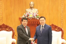 El presidente de la Asamblea Nacional de Laos, Xaysomphone Phomvihanne, recibe al jefe del Consejo de Asuntos Étnicos de la Asamblea Nacional de Vietnam (Foto: Trinh Dung)