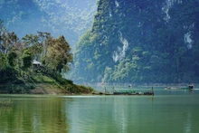La belleza del lago de Song Da en la provincia vietnamita de Dien Bien