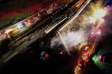 La policía y el ejército se movilizaron para rescatar a las víctimas del accidente. (Foto: Reuters)