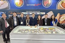 Un representante de la Oficina Comercial de Vietnam en México apoya a las empresas a presentar sus productos en la feria. (Foto: VNA)