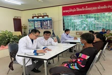 Médicos vietnamitas ofrecen chequeos médicos gratuitos para personas necesitadas en Laos 