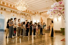 Turistas visitan la sede del Consejo Popular y el Comité Popular de Ciudad Ho Chi Minh. (Foto: MANH HAO)