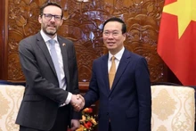 El presidente vietnamita, Vo Van Thuong, recibe al embajador británico en Vietnam, Iain Frew. (Foto: VNA)