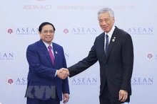 El primer ministro vietnamita, Pham Minh Chinh, se reunió con su homólogo de Singapur, Lee Hsien Loong, al margen de las 40 y 41 cumbres de la Asean y otras citas anexas (Fotografía: VNA)